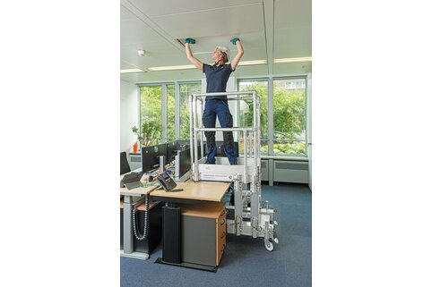 Surfez en toute sécurité sur le bureau : C'est possible avec le Desk Surfer, que Günzburger Steigtechnik a développé pour SPIE. | © MUNK GmbH