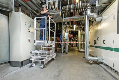 The mobile Desk-Surfer also ensures occupational safety at SPIE in the technical environment, such as during maintenance tasks or installations. | © MUNK GmbH