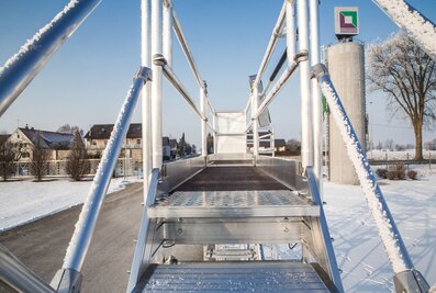 Handrails on the ascent and a railing ensure the safety of long-distance and bus drivers during de-icing. | © MUNK GmbH