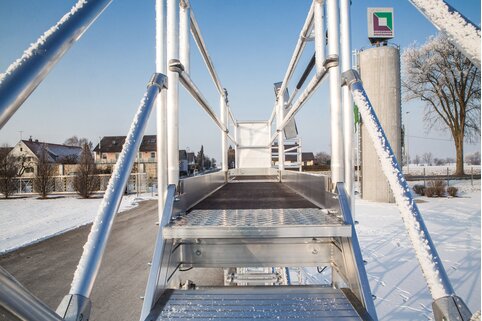 Handläufe am Aufstieg und ein Geländer sorgen für die Sicherheit der Fern- und Busfahrer beim Enteisen. | © MUNK GmbH