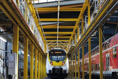 Le MUNK Group est également connu pour ses constructions spéciales individuelles - ici un stand de travail sur le toit pour la maintenance des trains - avec sa marque MUNK Günzburger Steigtechnik.    | © MUNK GmbH