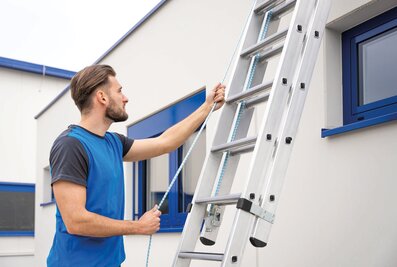 With a few pulls, the TRBS-compliant new stepladder from Munk Günzburger Steigtechnik can be extended to a length of 6.42 metres. | © MUNK GmbH