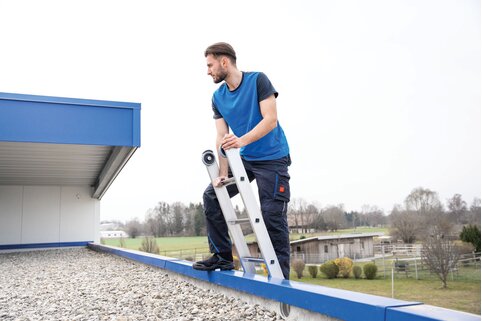 Pour que les artisans puissent accéder à un toit ou à un autre étage via l'échelle coulissante à marches conformément à la réglementation, Munk Günzburger Steigtechnik a conçu l'extrémité supérieure de l'échelle sans entretoise transversale. | © MUNK GmbH