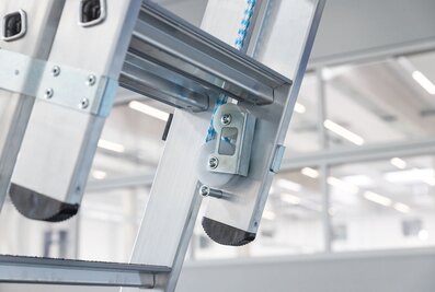 On the new step rope-extension ladder from Munk Günzburger Steigtechnik, the pull rope has been specially attached to the side so that it does not interfere when ascending or descending. | © MUNK GmbH