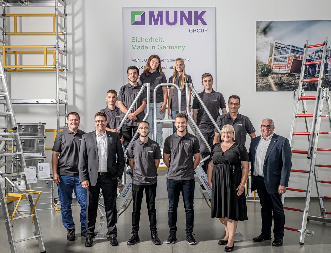 Owner and Managing Director Ferdinand Munk (front right), Personnel Officer Margit Werdich-Munk (2nd from right) as well as Managing Director Alexander Werdich (2nd from left) and training supervisors for the industrial professions Ernst Schlosser (left) and Thomas Schroweg (2nd row right) with the seven career starters in the Munk Group's counselling centre. | © MUNK GmbH