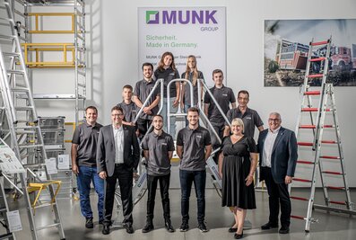 Owner and Managing Director Ferdinand Munk (front right), Personnel Officer Margit Werdich-Munk (2nd from right) as well as Managing Director Alexander Werdich (2nd from left) and training supervisors for the industrial professions Ernst Schlosser (left) and Thomas Schroweg (2nd row right) with the seven career starters in the Munk Group's counselling centre. | © MUNK GmbH