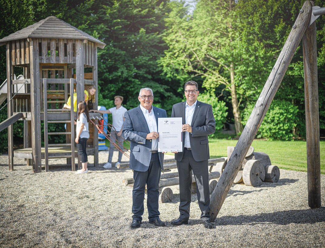 Happy about the award of the "Work and Family" certificate: Ferdinand Munk (left), owner and managing director of the Munk Group, and Alexander Werdich (managing director). | © MUNK GmbH