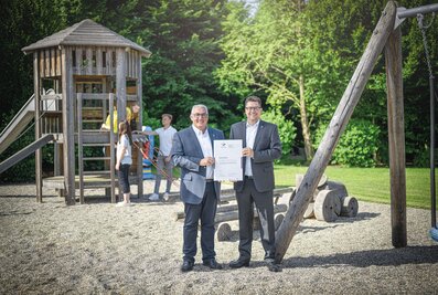 Happy about the award of the "Work and Family" certificate: Ferdinand Munk (left), owner and managing director of the Munk Group, and Alexander Werdich (managing director). | © MUNK GmbH