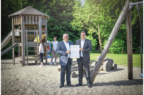 Se réjouissent de la distinction obtenue avec le certificat "Beruf und Familie" : Ferdinand Munk (à gauche), propriétaire et directeur du Munk Group, et Alexander Werdich (directeur). | © MUNK GmbH