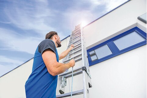 Mit ein paar Zügen lässt sich die TRBS-konforme neue Stufen-Seilzugleiter der Munk Günzburger Steigtechnik bis auf eine Länge von 6,42 Meter ausziehen. | © MUNK GmbH