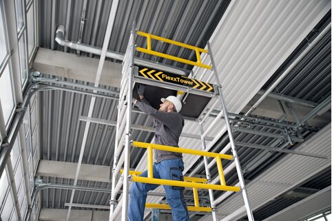 Mit dem Ein-Personen-Gerüst FlexxTower der Munk Günzburger Steigtechnik kann der Anwender Arbeitshöhen bis rund 6,10 Meter erreichen. | © MUNK GmbH