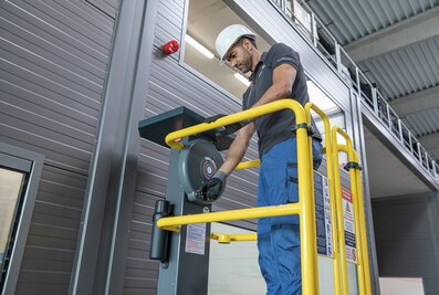 Qu'il s'agisse de travaux d'installation, de maintenance ou de réparation : Avec le FlexxLift de Munk Günzburger Steigtechnik, l'utilisateur se trouve toujours dans une zone de travail entièrement sécurisée. | © MUNK GmbH