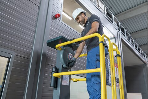 Ob Installations-, Wartungs- oder auch Reparaturarbeiten: Beim FlexxLift der Munk Günzburger Steigtechnik befindet sich der Anwender immer im rundum gesicherten Arbeitsbereich. | © MUNK GmbH