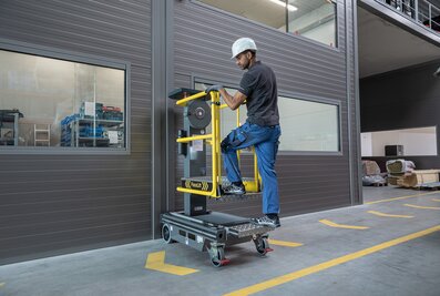 Qu'il s'agisse de travaux d'installation, de maintenance ou de réparation : Avec le FlexxLift de Munk Günzburger Steigtechnik, l'utilisateur se trouve toujours dans une zone de travail entièrement sécurisée. | © MUNK GmbH