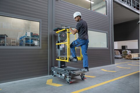 Ob Installations-, Wartungs- oder auch Reparaturarbeiten: Beim FlexxLift der Munk Günzburger Steigtechnik befindet sich der Anwender immer im rundum gesicherten Arbeitsbereich. | © MUNK GmbH