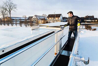 The ice pusher from Munk Günzburger Steigtechnik, which is available as an accessory, can be used to remove snow and ice from vehicles quickly and easily. | © MUNK GmbH