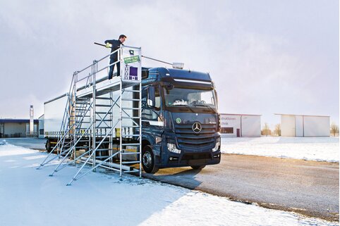 Allie sécurité routière et sécurité du travail : l'échafaudage de dégivrage de Munk Günzburger Steigtechnik pour le dégivrage des camions et des véhicules utilitaires. | © MUNK GmbH