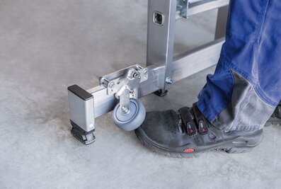 Leiter der Munk Günzburger Steigtechnik mit „roll-bar“-Funktion, die sich mit dem Fuß aktivieren lässt. | © MUNK GmbH