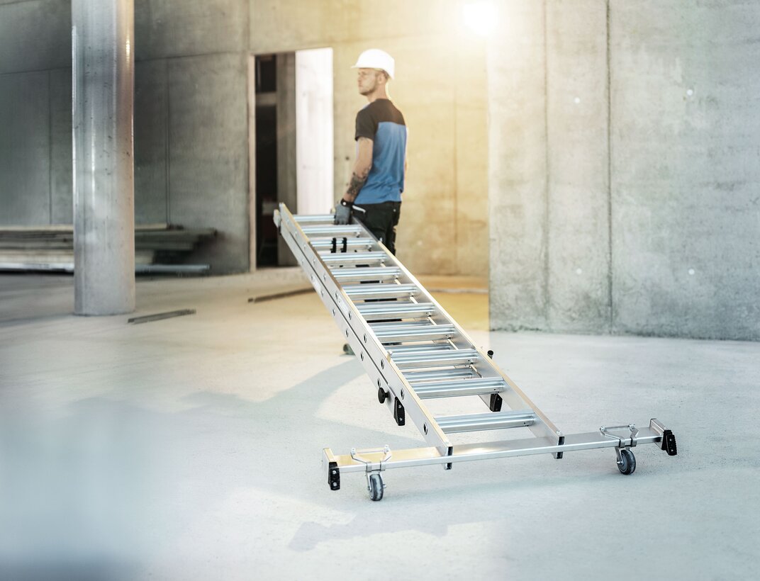 Ergonomic advantage when transporting ladders: The "roll-bar" feature of the crossbar makes it possible. | © MUNK GmbH