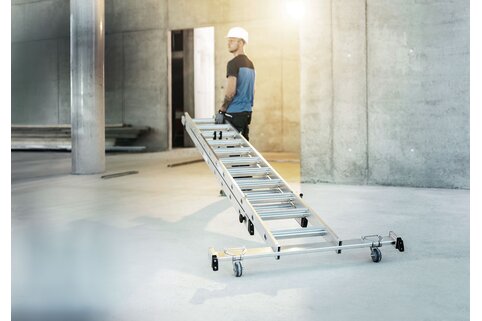 Avantage ergonomique pour le transport d'échelles : l'équipement "roll-bar" du palonnier le permet. | © MUNK GmbH