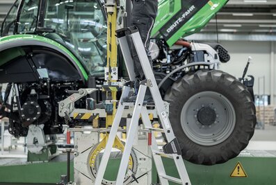 Diese Stufenstehleiter ist mit der ergonomischen Griffzone „ergo-pad“ ausgestattet. | © MUNK GmbH