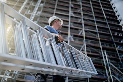 Stufenleitern mit der ergonomischen Griffzone „ergo-pad“ lassen sich immer ergonomisch im optimalen Haltepunkt tragen. | © MUNK GmbH