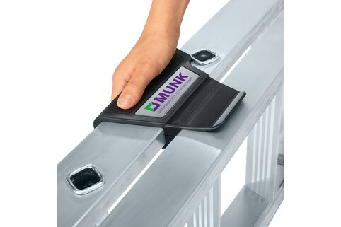 Les échelles à marches avec la zone de préhension ergonomique "ergo-pad" peuvent toujours être portées de manière ergonomique au point d'appui optimal. | © MUNK GmbH