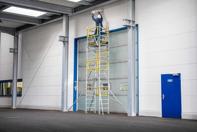 Das Ein-Personen-Gerüst FlexxTower der Munk Günzburger Steigtechnik ermöglicht ergonomische Arbeiten in der Höhe. | © MUNK GmbH