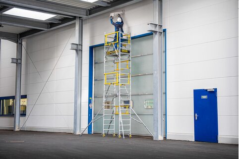 L'échafaudage unipersonnel FlexxTower de Munk Günzburger Steigtechnik permet de travailler en hauteur de manière ergonomique. | © MUNK GmbH
