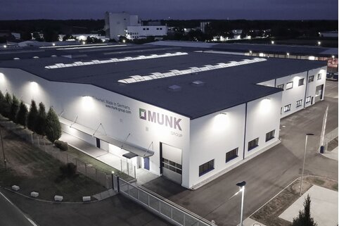Avec la construction d'un nouveau centre de production et de sciage de 5 000 m2, le Munk Group a désormais achevé des projets d'investissement d'un volume total de 20 millions d'euros. | © MUNK GmbH