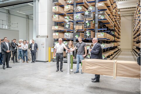 Lors de l'inauguration de son nouveau centre de production et de sciage, le Munk Group a également mis en service un système de rayonnage semi-automatisé. | © MUNK GmbH