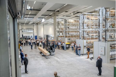 Lors de la mise en service officielle, les invités se sont montrés impressionnés par le nouveau centre de production et de sciage du Munk Group à Günzburg. | © MUNK GmbH
