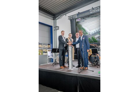 Coup d'envoi pour le nouveau centre de production et de sciage du Munk Group. Lors de la mise en service officielle, de gauche à droite : Hans Reichhart, le curé de la ville Christoph Wasserrab, le propriétaire Ferdinand Munk et le maire de Günzburg Gerhard Jauernig. | © MUNK GmbH