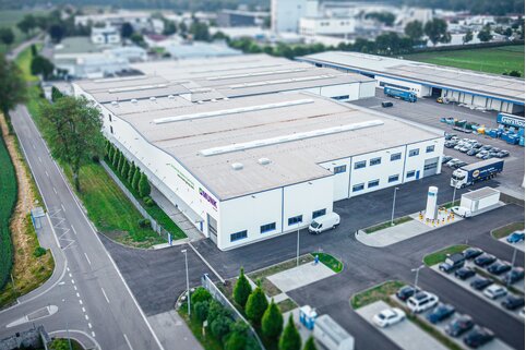 Avec la construction d'un nouveau centre de production et de sciage de 5 000 m2, le Munk Group a désormais achevé des projets d'investissement d'un volume total de 20 millions d'euros. | © MUNK GmbH