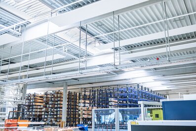 The new production hall has a state-of-the-art, partially automated conveyor system for material logistics. | © MUNK GmbH