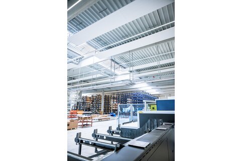 Le nouveau hall de production dispose d'un système de transport semi-automatisé ultramoderne pour la logistique des matériaux. | © MUNK GmbH