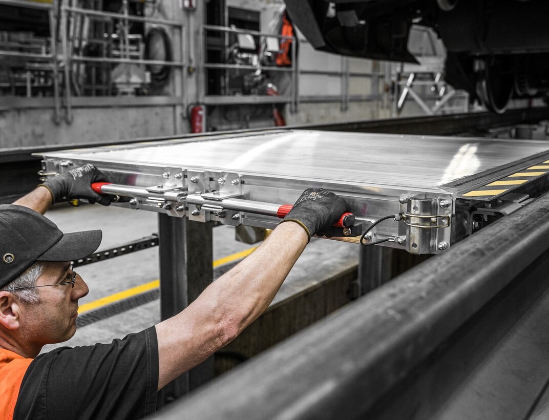 The new track platform from Munk Günzburger Steigtechnik can be moved smoothly along the rail. | © MUNK GmbH