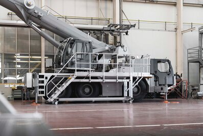 Les nouvelles plates-formes de travail de Munk Günzburger Steigtechnik augmentent la sécurité du travail et l'efficacité lors du montage final des grues mobiles chez Liebherr. | © MUNK GmbH
