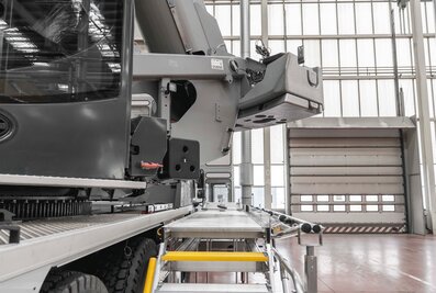 Lorsque le garde-corps en ciseaux est rabattu, la tourelle des grues mobiles peut pivoter librement sur 360 degrés. | © MUNK GmbH