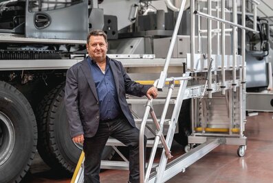Le spécialiste de la sécurité Hans-Peter Hagel et les collaborateurs du montage final de l'usine de grues mobiles d'Ehingen misent sur les nouveaux escaliers à plate-forme et les plates-formes de travail de Munk Günzburger Steigtechnik. | © MUNK GmbH