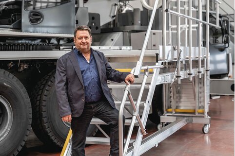 Le spécialiste de la sécurité Hans-Peter Hagel et les collaborateurs du montage final de l'usine de grues mobiles d'Ehingen misent sur les nouveaux escaliers à plate-forme et les plates-formes de travail de Munk Günzburger Steigtechnik. | © MUNK GmbH