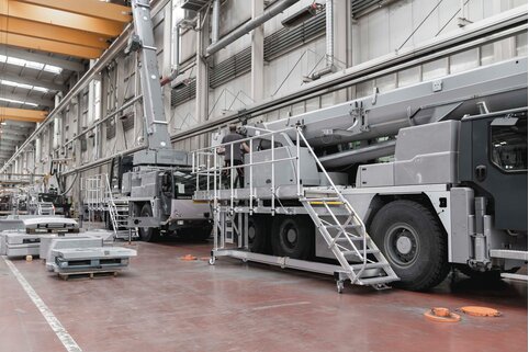 Les nouvelles plates-formes de travail de Munk Günzburger Steigtechnik augmentent la sécurité du travail et l'efficacité lors du montage final des grues mobiles chez Liebherr. | © MUNK GmbH
