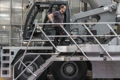 Pour les plates-formes de travail Liebherr, Munk Günzburger Steigtechnik a développé un garde-corps à ciseaux innovant qui se plie et se déplie en un tour de main. | © MUNK GmbH