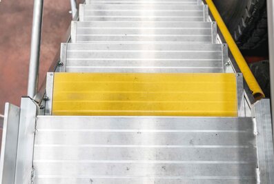 Caractéristique de sécurité : la marche supérieure de l'escalier de montée est marquée en jaune. | © MUNK GmbH