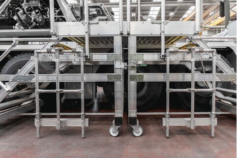 Deux plates-formes peuvent être reliées entre elles pour former un plate-forme de travail accessible des deux côtés. De plus, la zone de travail peut encore être élargie avec une plate-forme suspendue.  | © MUNK GmbH