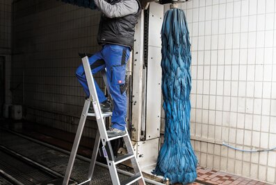 Especially in wet work areas, the clip-step R13 anti-slip step pad from Munk Günzburger Steigtechnik provides a secure foothold on the ladder. | © MUNK GmbH