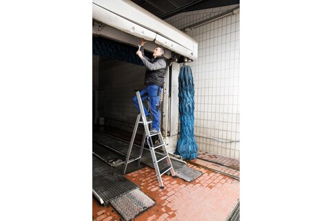 Le marchepied antidérapant clip-step R13 de Munk Günzburger Steigtechnik offre une bonne stabilité sur l'échelle, notamment dans les zones de travail humides. | © MUNK GmbH