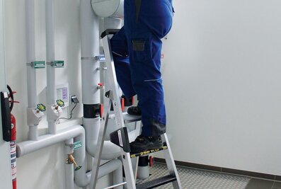 Especially in wet work areas, the clip-step R13 anti-slip step pad from Munk Günzburger Steigtechnik provides a safe foothold on the ladder. | © MUNK GmbH