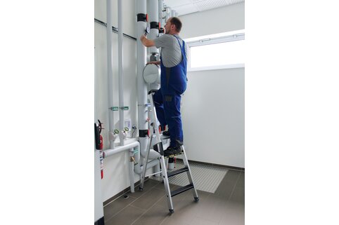 Le marchepied antidérapant clip-step R13 de Munk Günzburger Steigtechnik offre une bonne stabilité sur l'échelle, même dans les zones de travail humides. | © MUNK GmbH