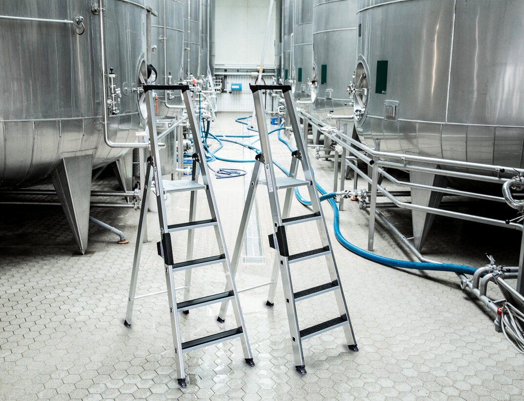 Very well received: The stepladders from Munk Günzburger Steigtechnik with the clip-step (left) and clip-step R13 anti-slip treads. | © MUNK GmbH